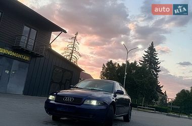 Седан Audi A4 1996 в Надворной