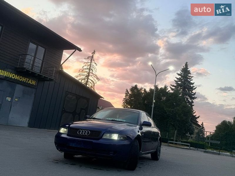 Седан Audi A4 1996 в Надворной