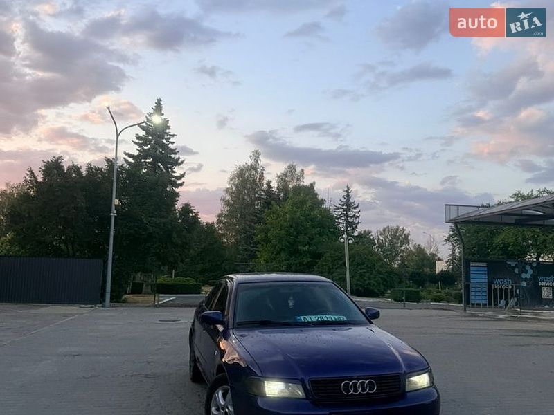 Седан Audi A4 1996 в Надворной