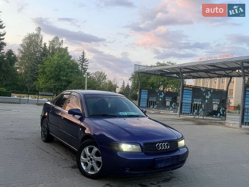 Седан Audi A4 1996 в Надворной