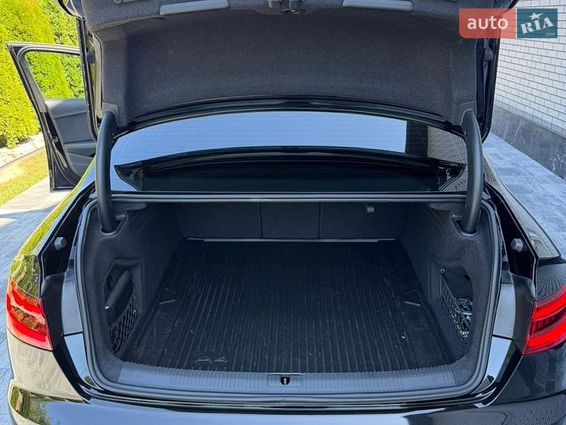 Седан Audi A4 2018 в Ровно