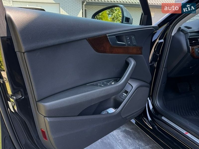 Седан Audi A4 2018 в Ровно