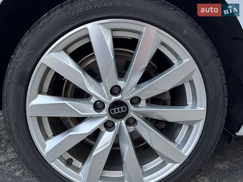Седан Audi A4 2018 в Хмельницком