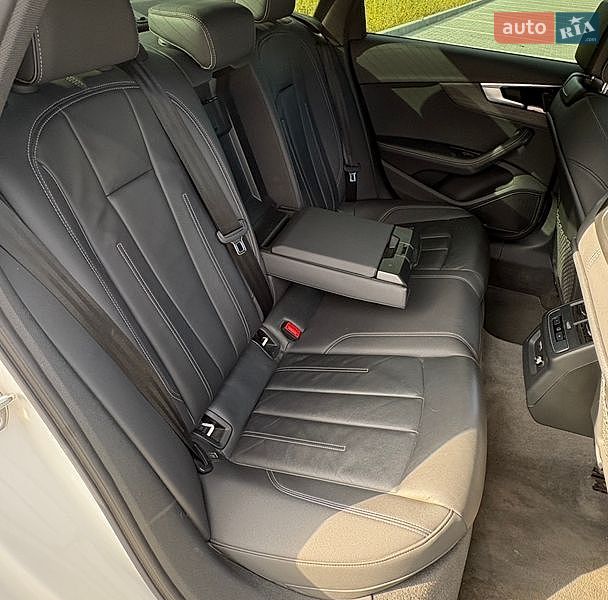 Седан Audi A4 2023 в Хмельницком