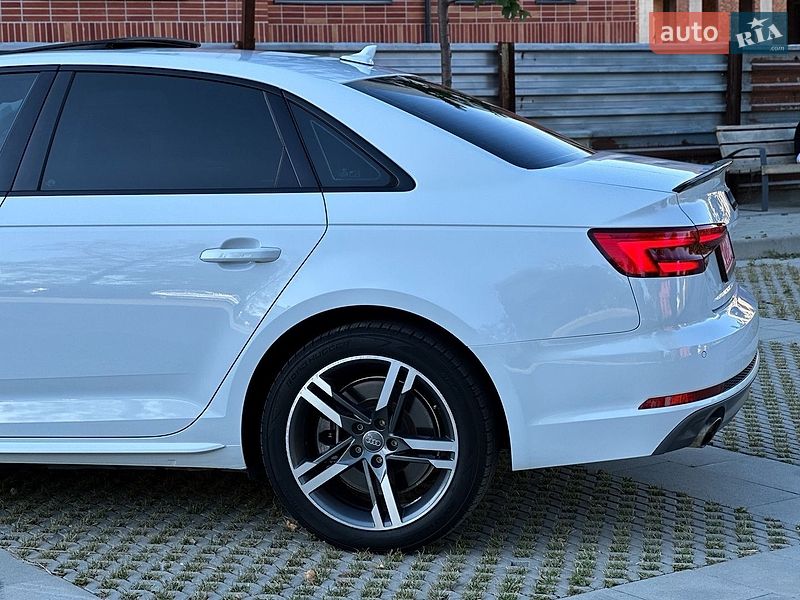 Седан Audi A4 2016 в Самборі