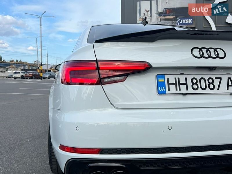 Седан Audi A4 2016 в Киеве