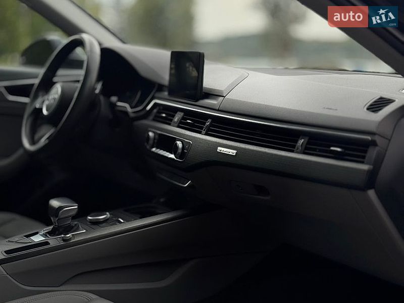 Седан Audi A4 2018 в Бурштині