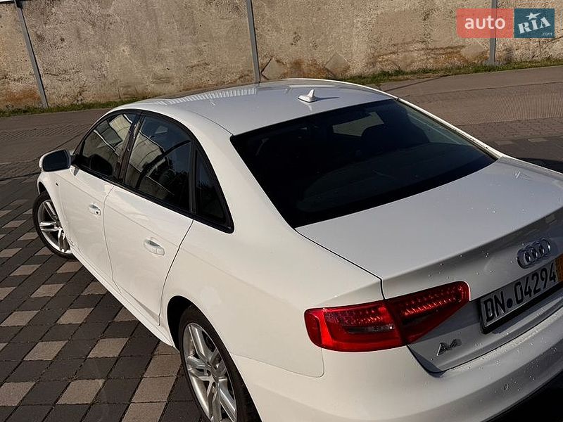 Седан Audi A4 2015 в Стрию