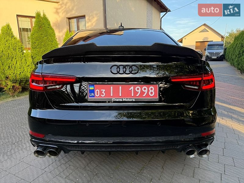 Седан Audi A4 2018 в Стрию