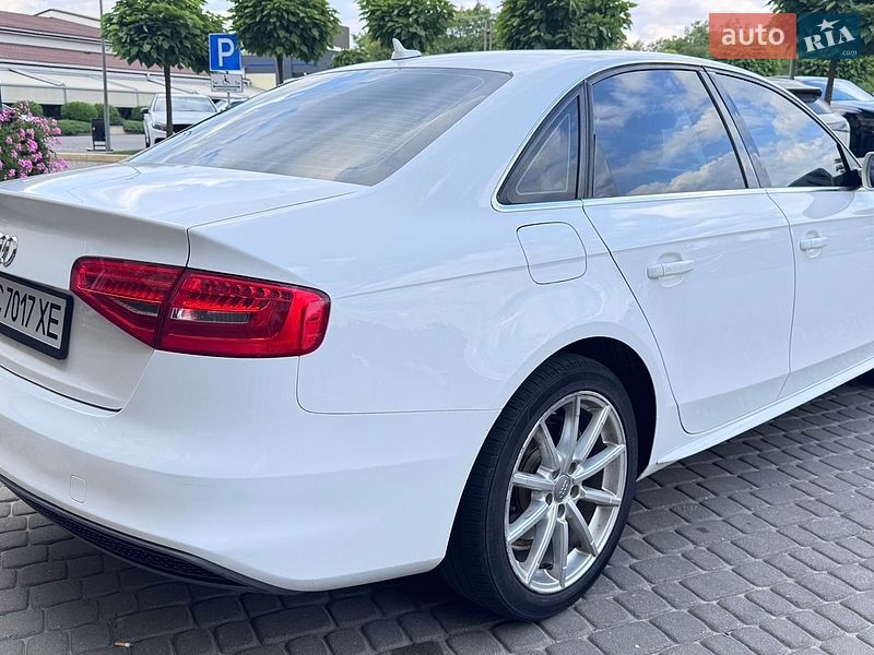 Седан Audi A4 2014 в Львове