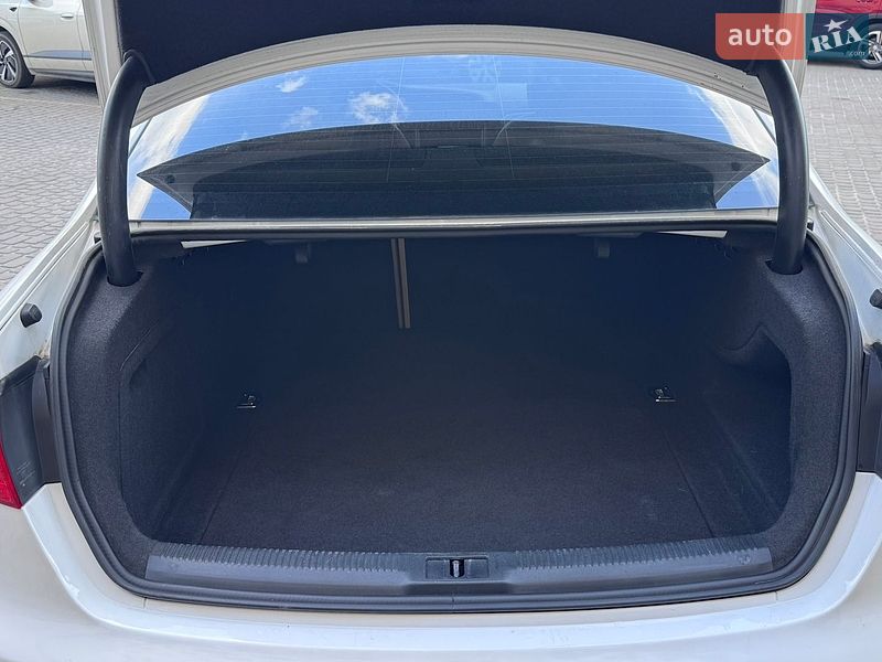 Седан Audi A4 2014 в Львове
