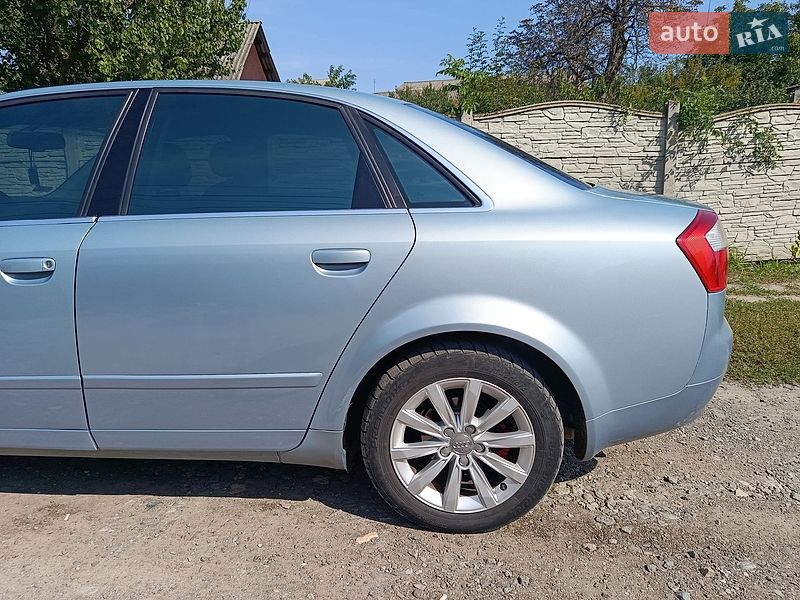 Седан Audi A4 2004 в Валках