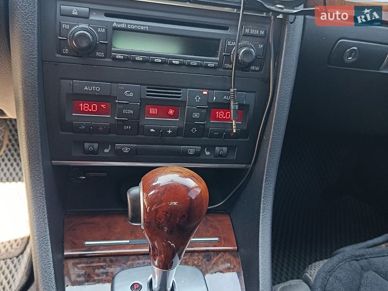 Седан Audi A4 2004 в Валках