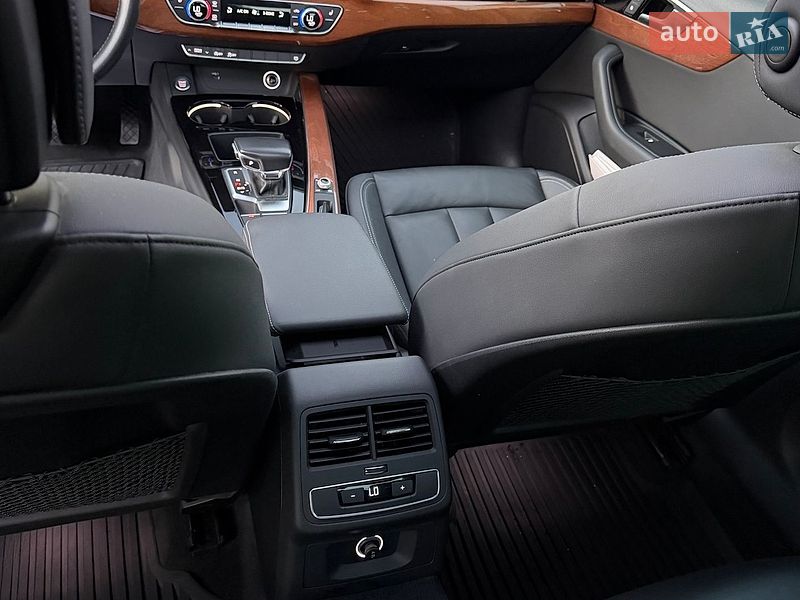 Седан Audi A4 2020 в Львові