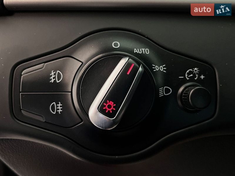 Седан Audi A4 2014 в Львові