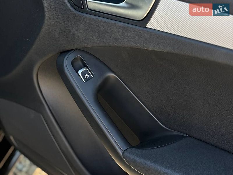 Седан Audi A4 2015 в Стрию