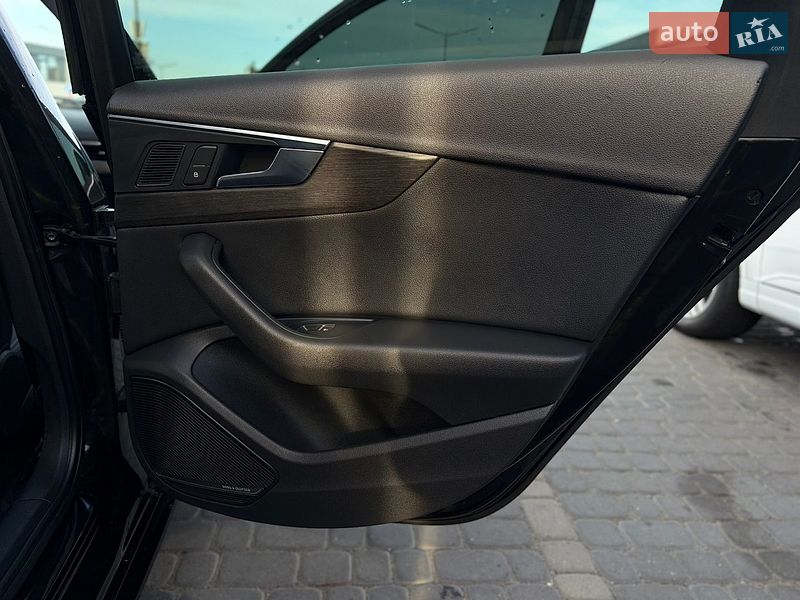 Седан Audi A4 2016 в Мукачевому