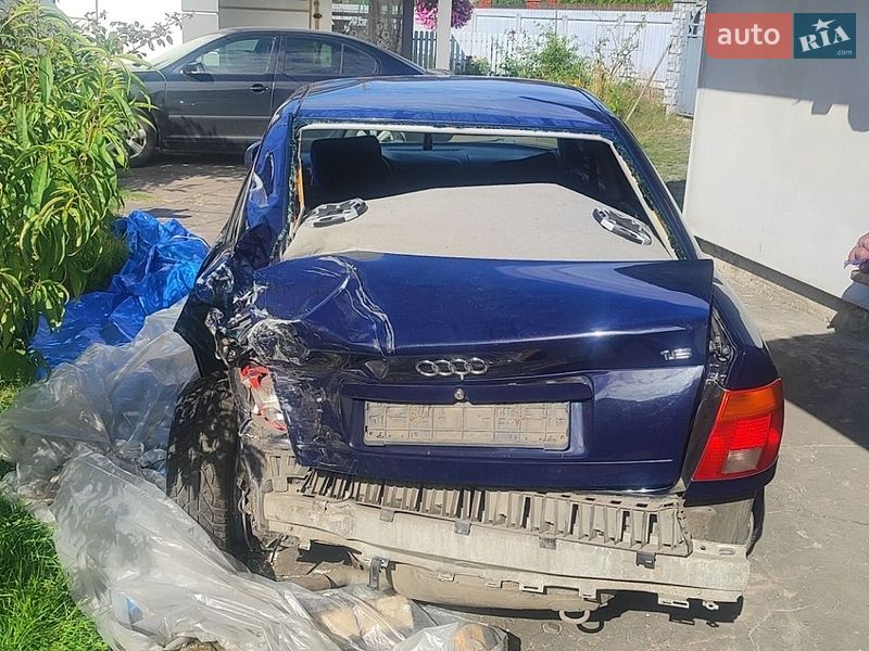 Седан Audi A4 1995 в Шептицькому