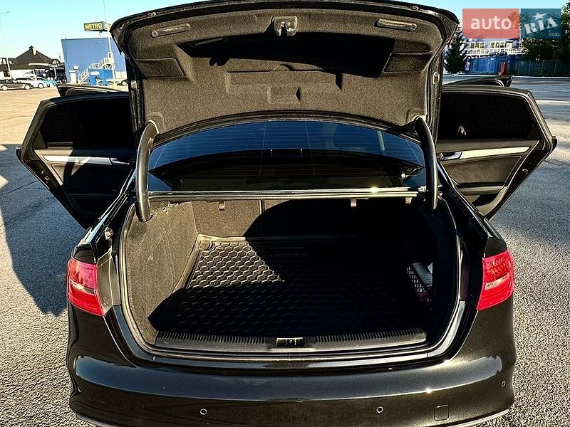 Седан Audi A4 2016 в Чернівцях