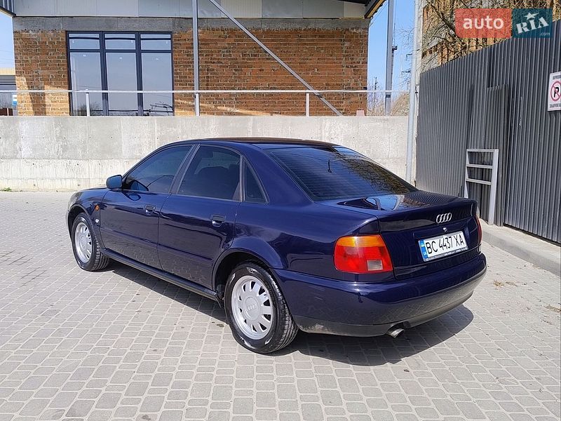 Седан Audi A4 1996 в Львові