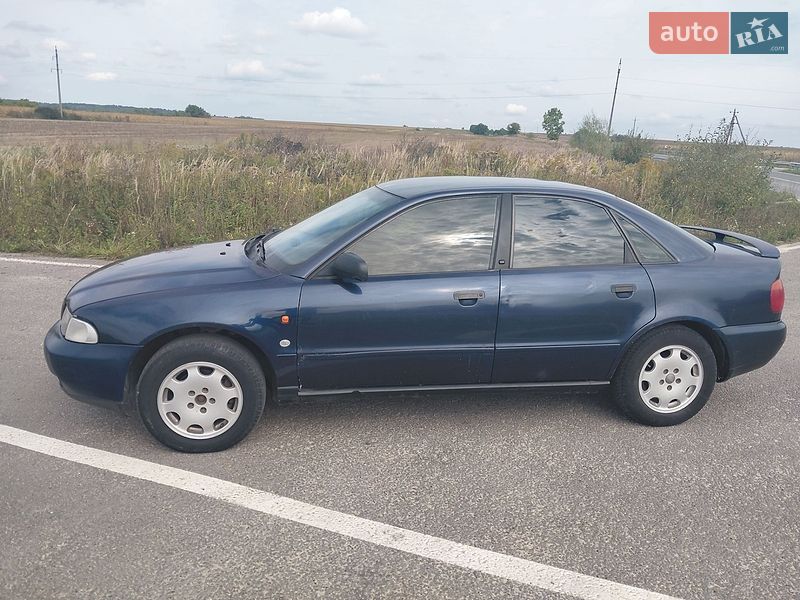 Седан Audi A4 1996 в Городку