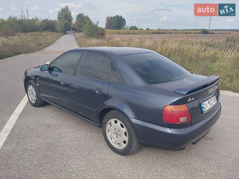 Седан Audi A4 1996 в Городку