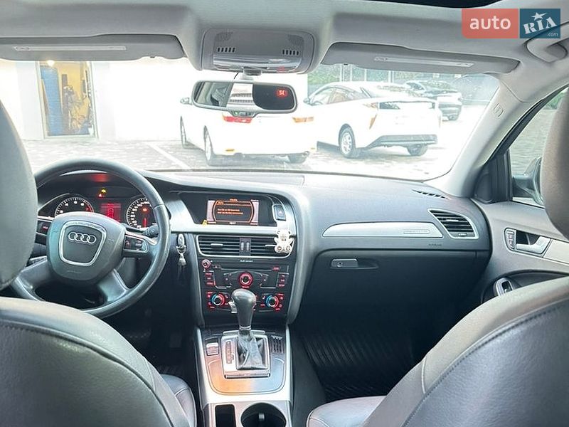Седан Audi A4 2010 в Обухове