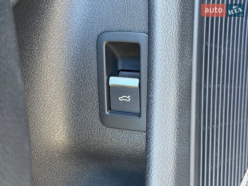 Седан Audi A4 2015 в Стрию