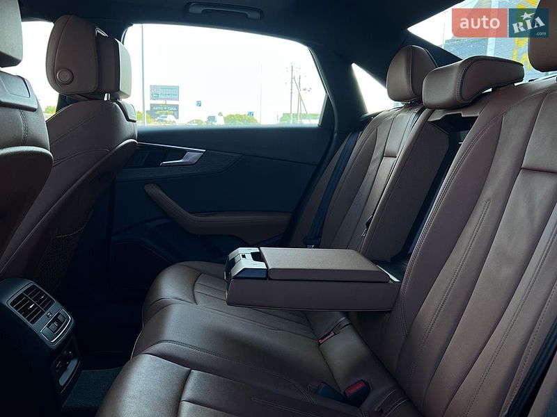 Седан Audi A4 2021 в Львове