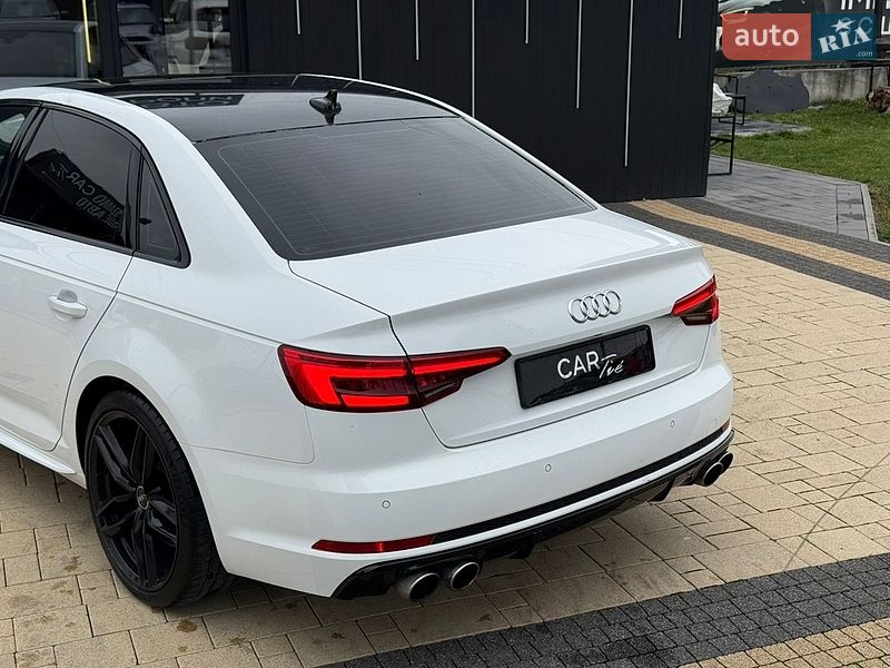 Седан Audi A4 2016 в Львові