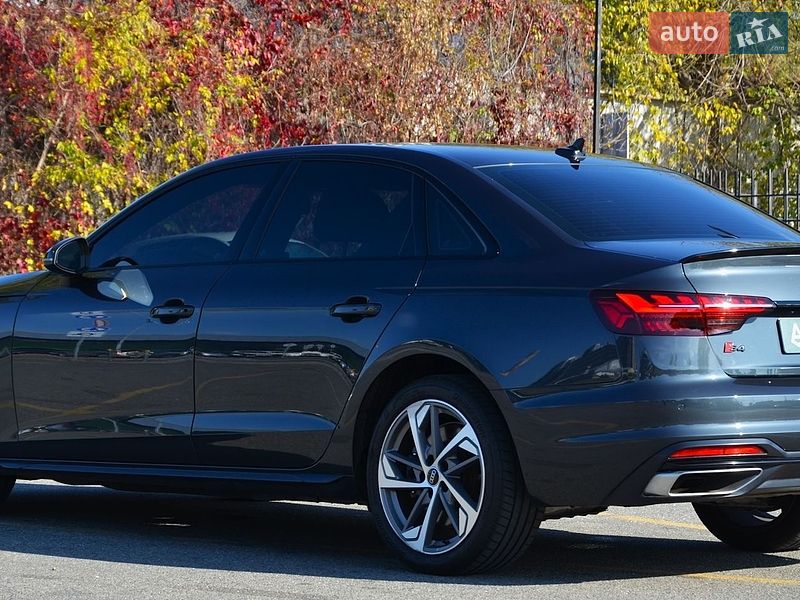 Седан Audi A4 2022 в Киеве