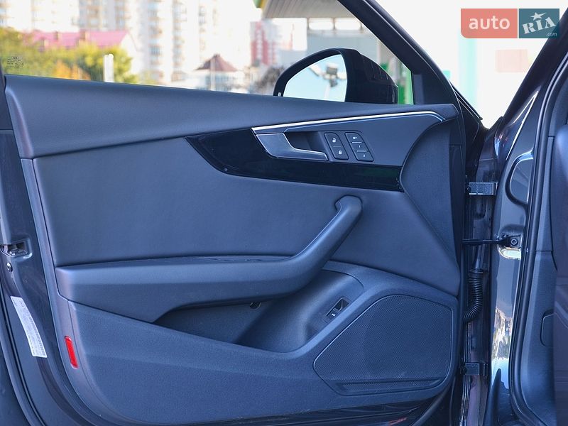 Седан Audi A4 2022 в Киеве