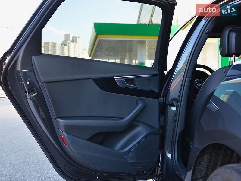 Седан Audi A4 2022 в Киеве