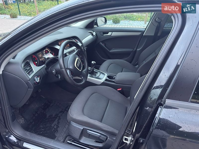 Седан Audi A4 2011 в Остроге