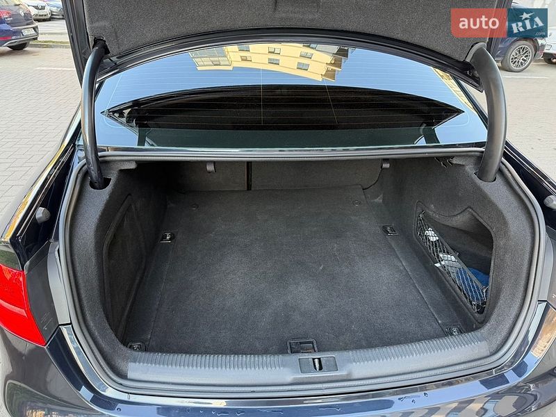 Седан Audi A4 2015 в Львове