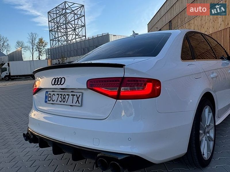 Седан Audi A4 2015 в Львові