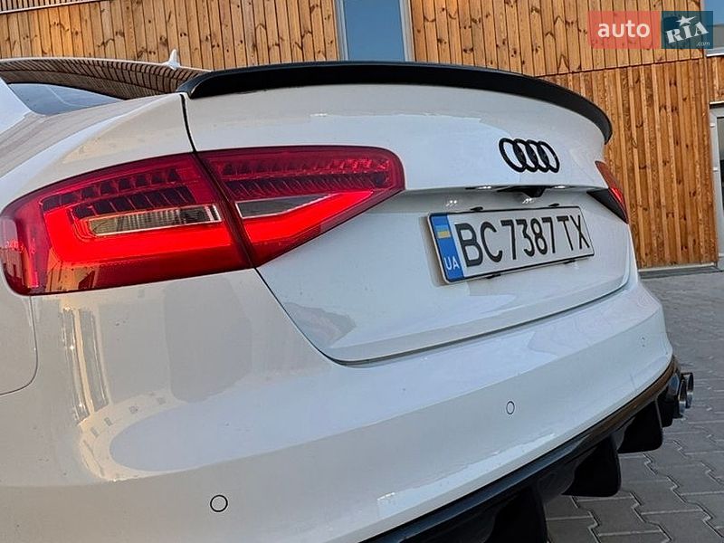 Седан Audi A4 2015 в Львові