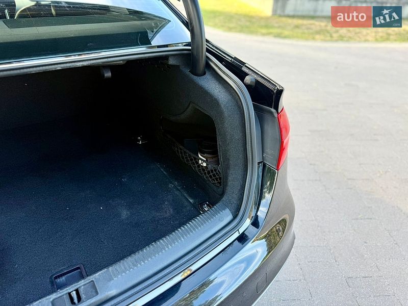 Седан Audi A4 2015 в Львове