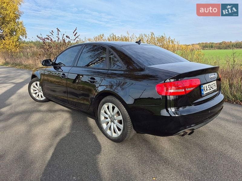 Седан Audi A4 2012 в Мені