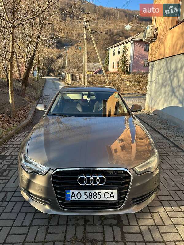 Седан Audi A6 2011 в Рахове