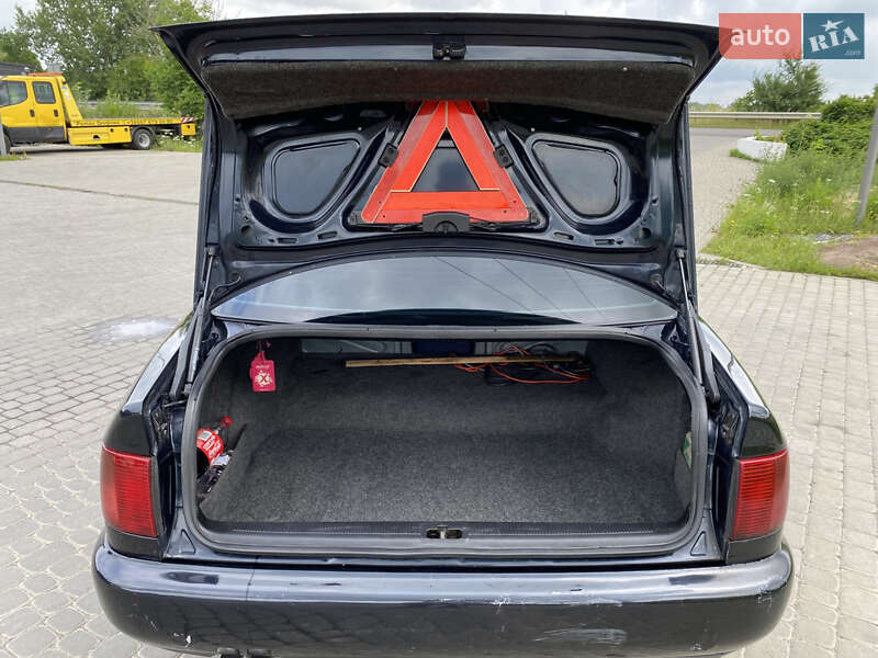 Седан Audi A6 1995 в Жовкве