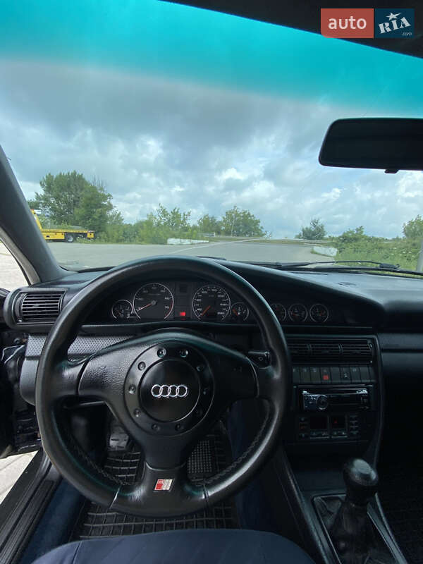 Седан Audi A6 1995 в Жовкве
