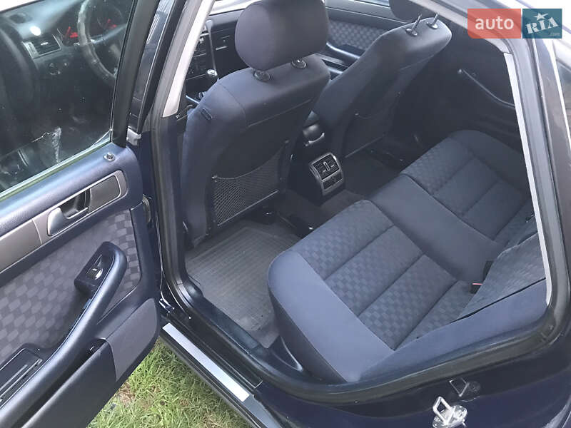 Седан Audi A6 2002 в Остроге
