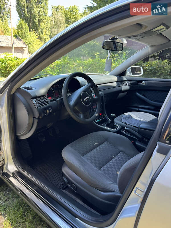 Седан Audi A6 2002 в Хотине