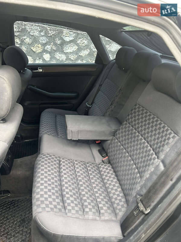 Седан Audi A6 2000 в Волочиске