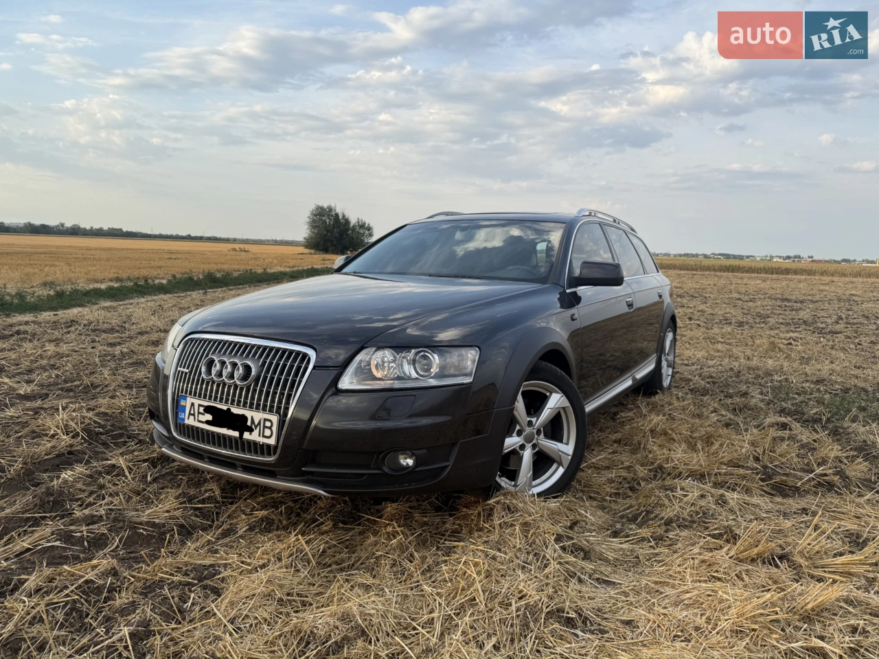 Чудове повнопривідне авто з рідкісною комплектацією. По авто багато чого зроблено, гроші не шкодував, вкладень не потребує. Стойки, балони, компресор обслужені. Двигун капіталений. Більш детально по телефону.
Комплектація:
Автономний підігрівач Webasto.
Датчики світла та дощу.
Адаптивні фари.
Дотяжки дверей.
Дзеркала з автозатемненням.
Люк.
Акустика Bose.
2х зонний клімат-контроль.
Парктроніки перед/зад.
Память водійського сидіння.
Електрорегулювання передніх сидінь.
Підігрів сидінь.
Є комплект зимової гуми.