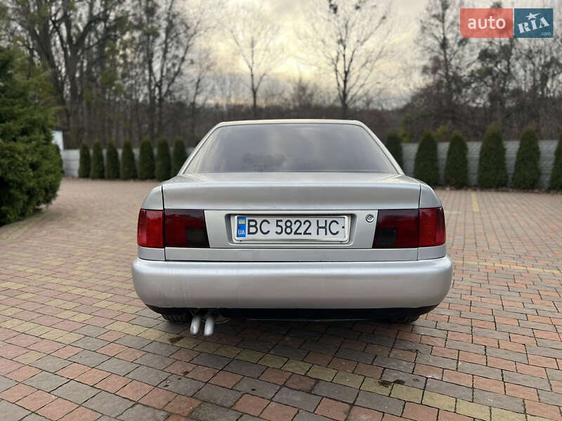 Седан Audi A6 1995 в Жовкве