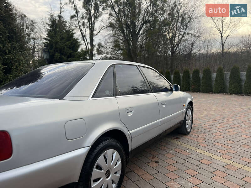 Седан Audi A6 1995 в Жовкве