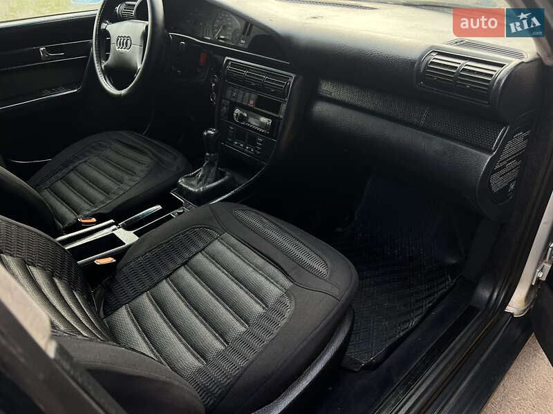 Седан Audi A6 1995 в Жовкве