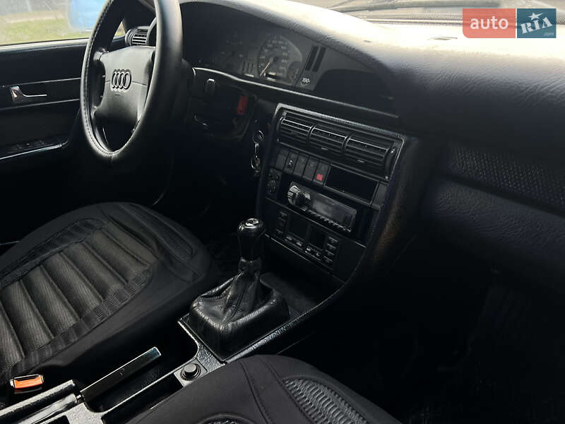 Седан Audi A6 1995 в Жовкве